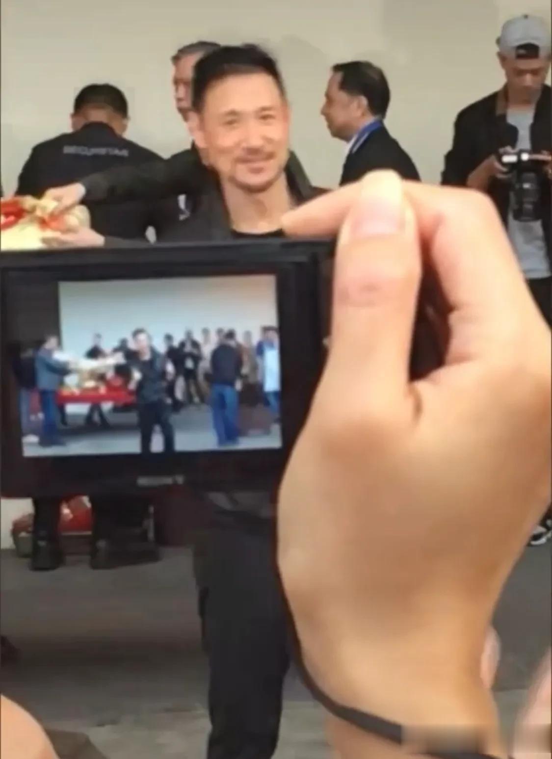 张学友2023年巡演正式启动，举行传统拜神仪式，这是他六十岁以后首次巡演，也是个