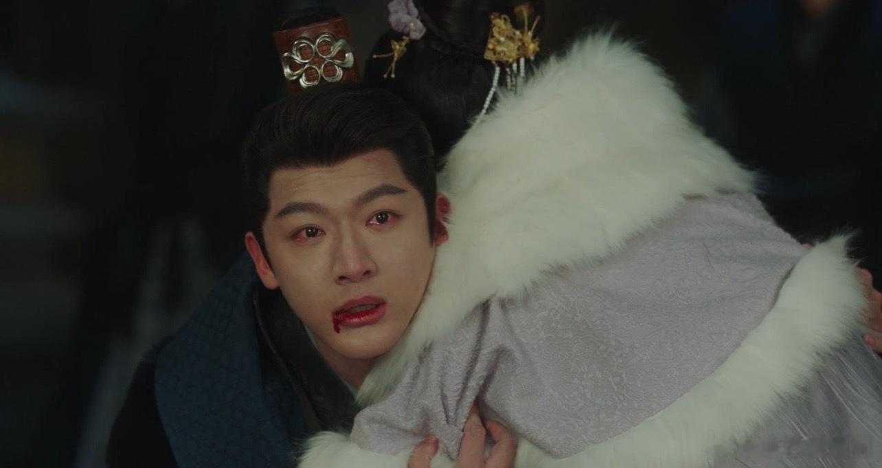 #小夭以身保护玱玹# 所有人都在想要玱玹的命，可是只有小夭想保护玱玹，她用身体抱