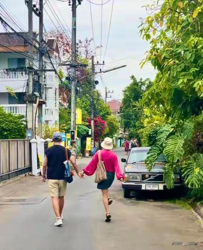 李静飞去清迈陪戴军过年，牵手漫步街头，少女感满满。网友都在猜测是不是恋情，我倒觉
