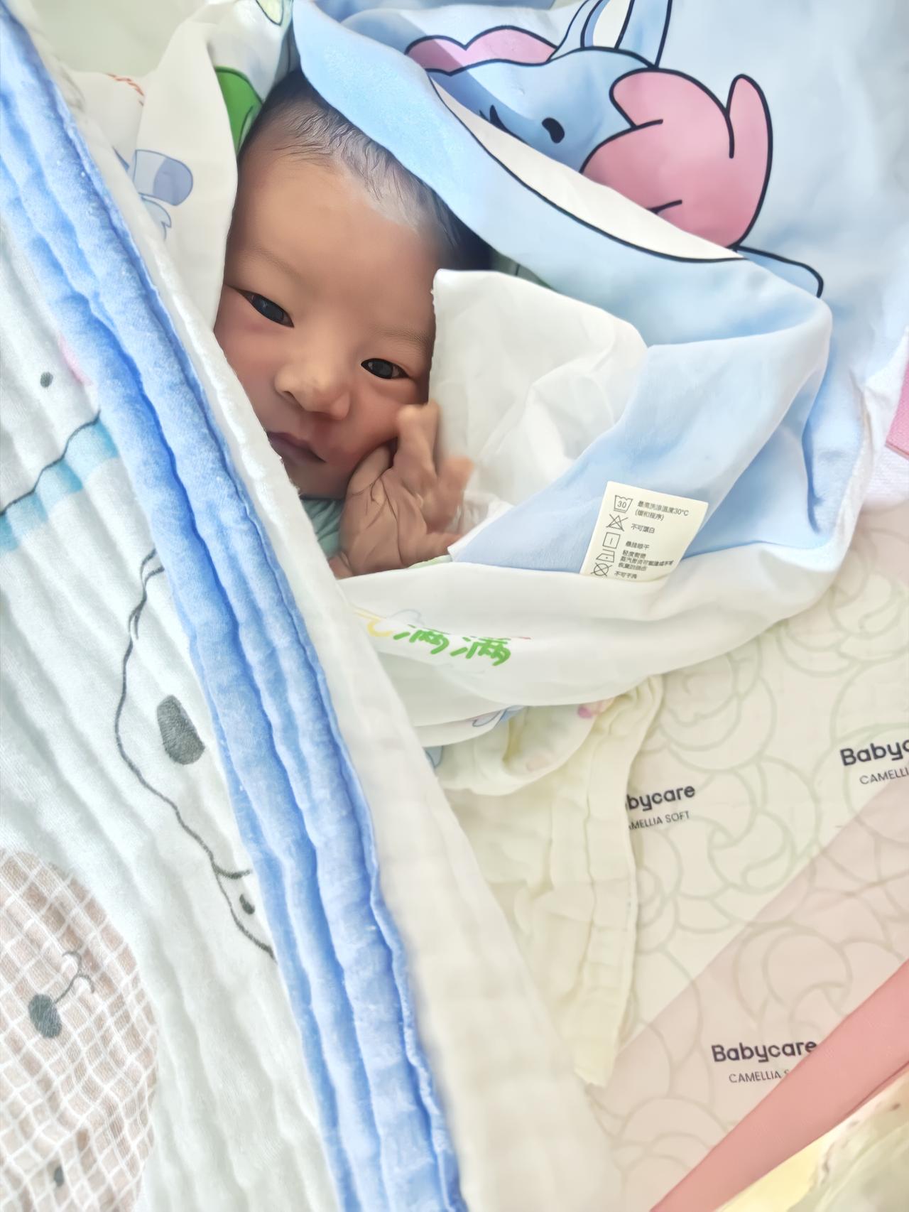 儿媳生产完回家当晚，因为涨奶和宝宝哭闹而崩溃，居然急得哇哇大哭。儿子连夜下单买了