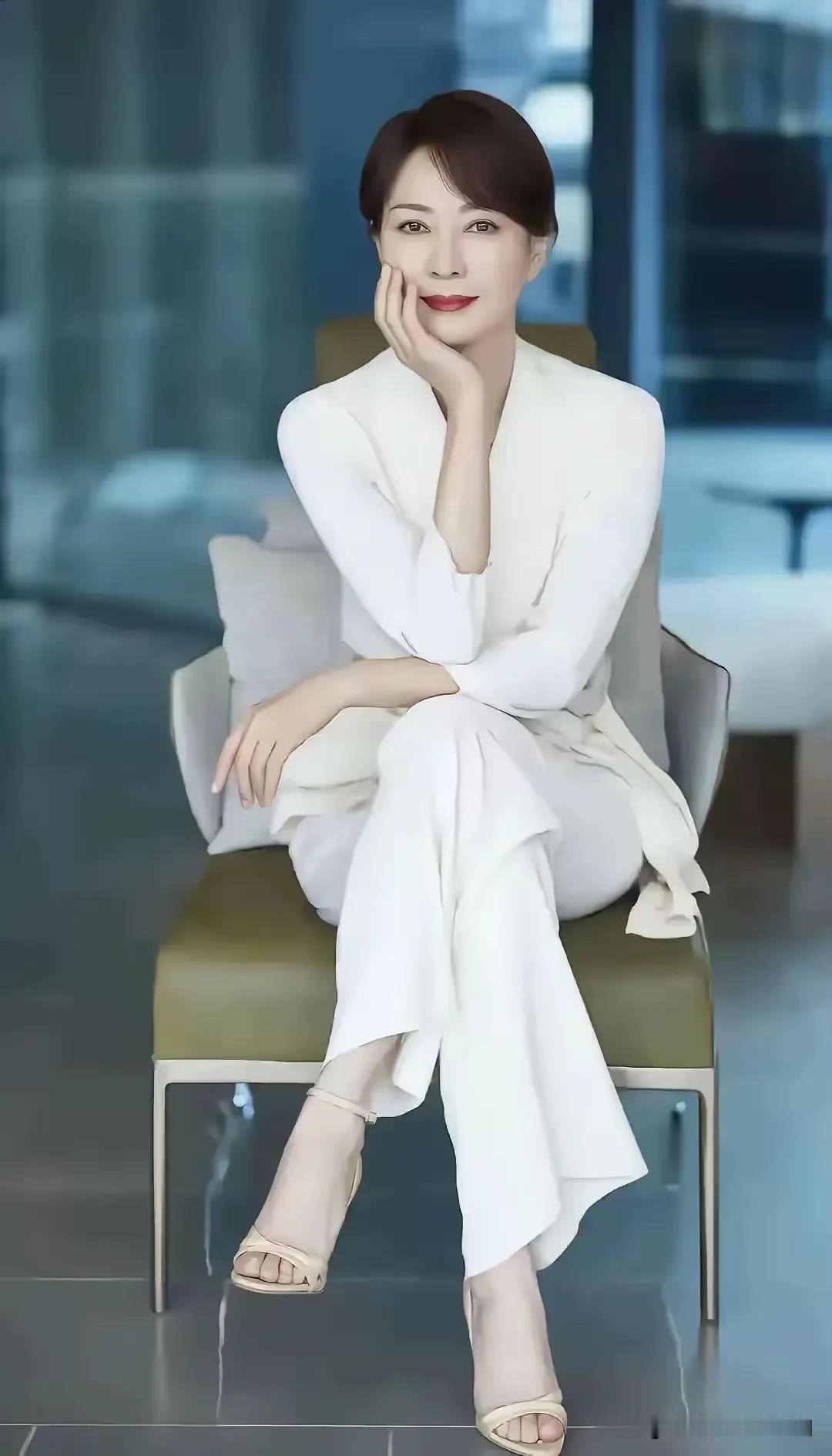 凭她这长相，我敢肯定，一般的男人当真是驾驭不了她的，而她的生活也不需要“平庸”的