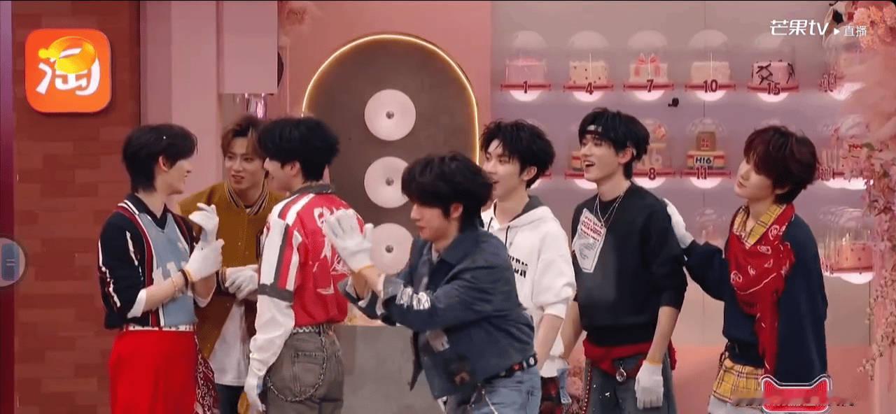 贺峻霖还没忘记连赢谢娜14局 谁能不记得连赢14局的快乐啊！贺峻霖在好六夜被谢娜