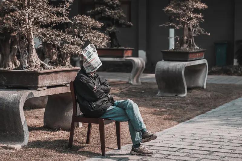 偏见比无知更可怕，这话一点不假。就像《杀死一只知更鸟》里，黑人汤姆·鲁滨逊明明左