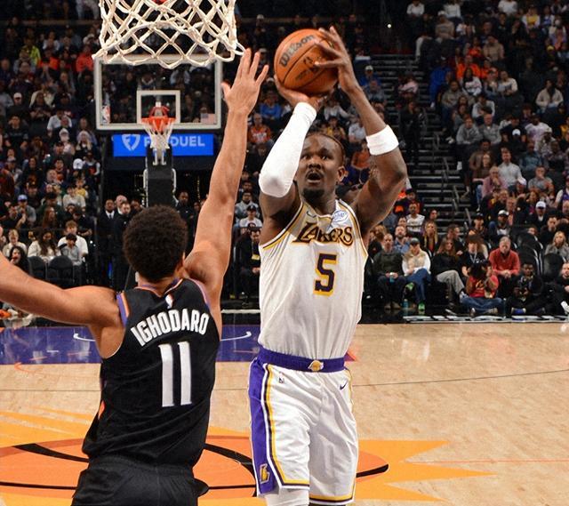 狄龙挑衅詹姆斯遭驱逐，湖人24-0攻

北京时间12月15日，NBA常规赛上演火