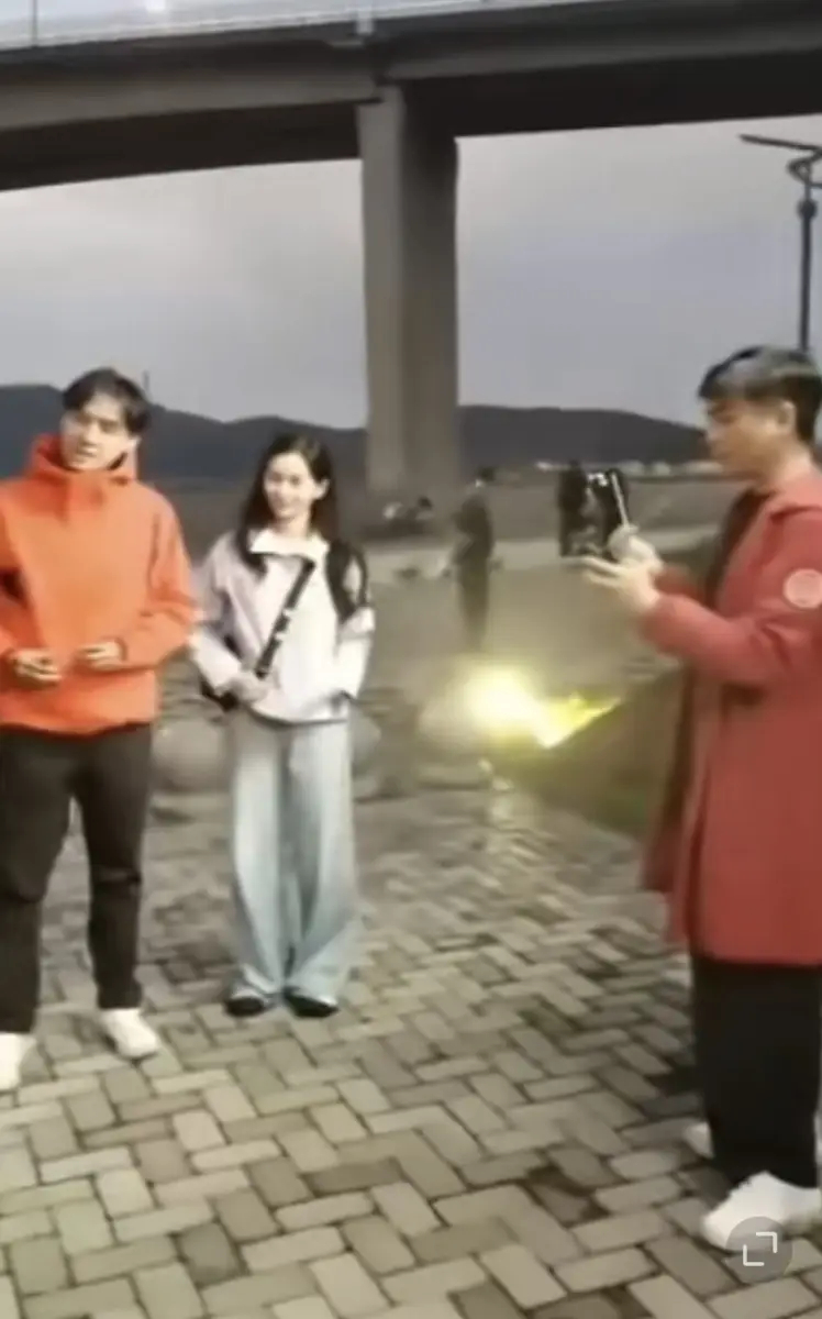 胡歌与刘诗诗同框录制综艺的照片释出，两位好友有说有笑，氛围超好。胡歌穿着橙色冲锋