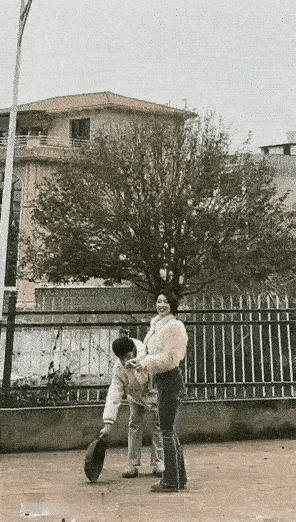 还笑呢，等到铁盆掉下来砸到人就笑不出来了。
两个年轻人也老大不小了，也是成人了，