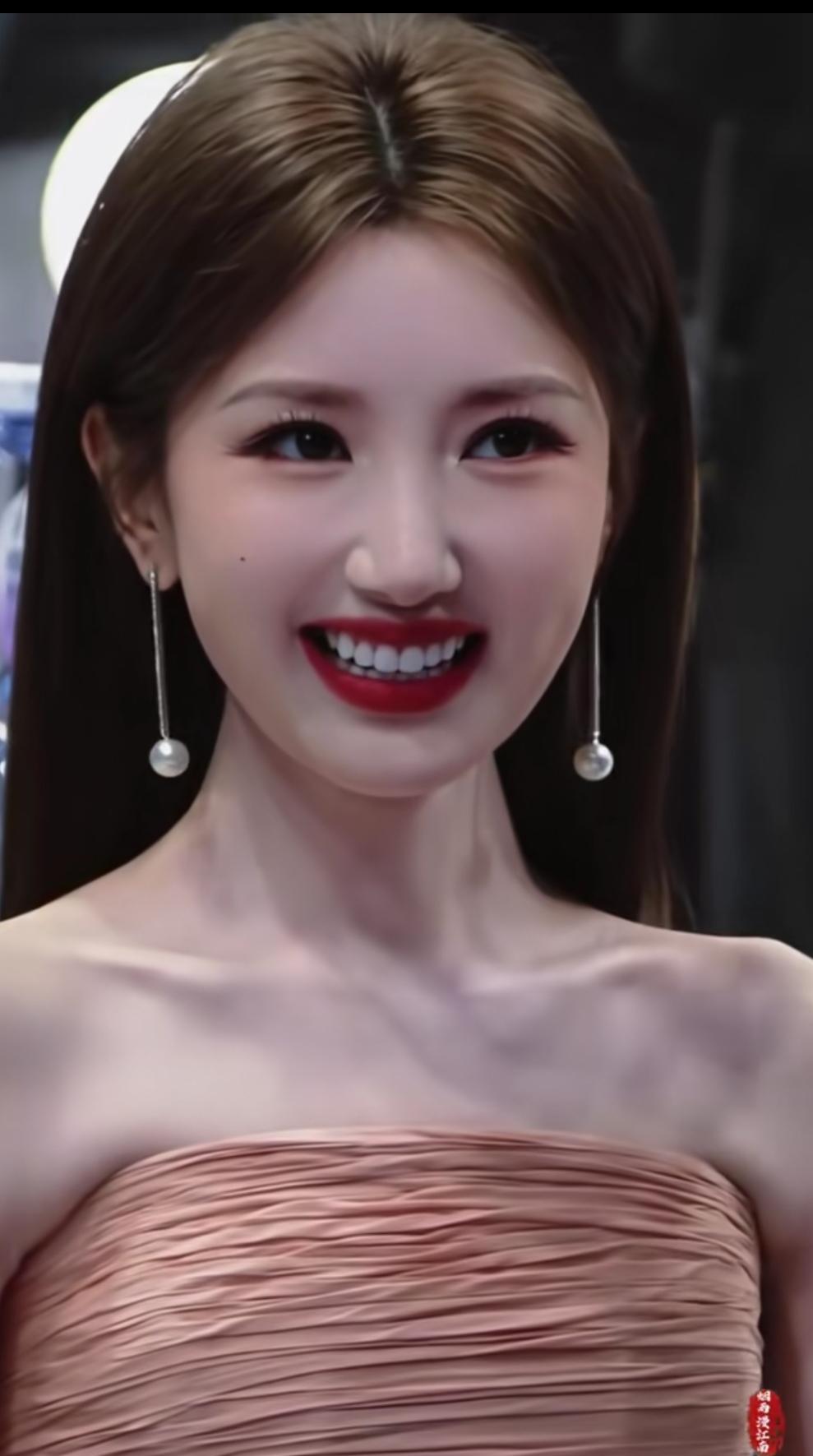 这种美，我消受不起！
我不是彤粉，也不是其他什么粉。但对于这种美和可爱，欣赏是欣