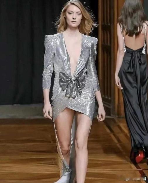 设计师为什么同意李沁这么改礼服，不会失去本味吗？ ​​​