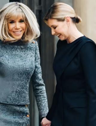 布丽吉特和叶莲娜两人咋笑的这么开心啊！
布丽吉特和叶莲娜两人这是聊什么开心的事情