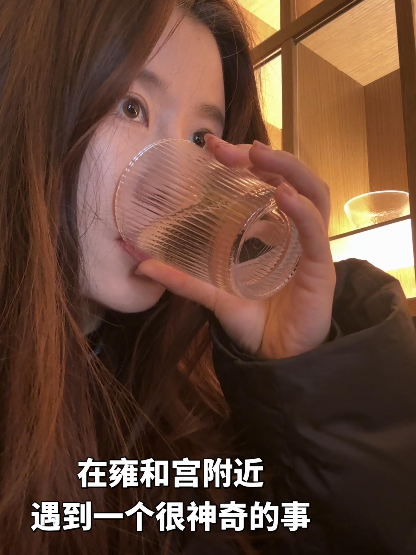在雍和宫附近遇到一个很神奇的事。一个戴着一堆串珠的路人，突然叫住我，说...