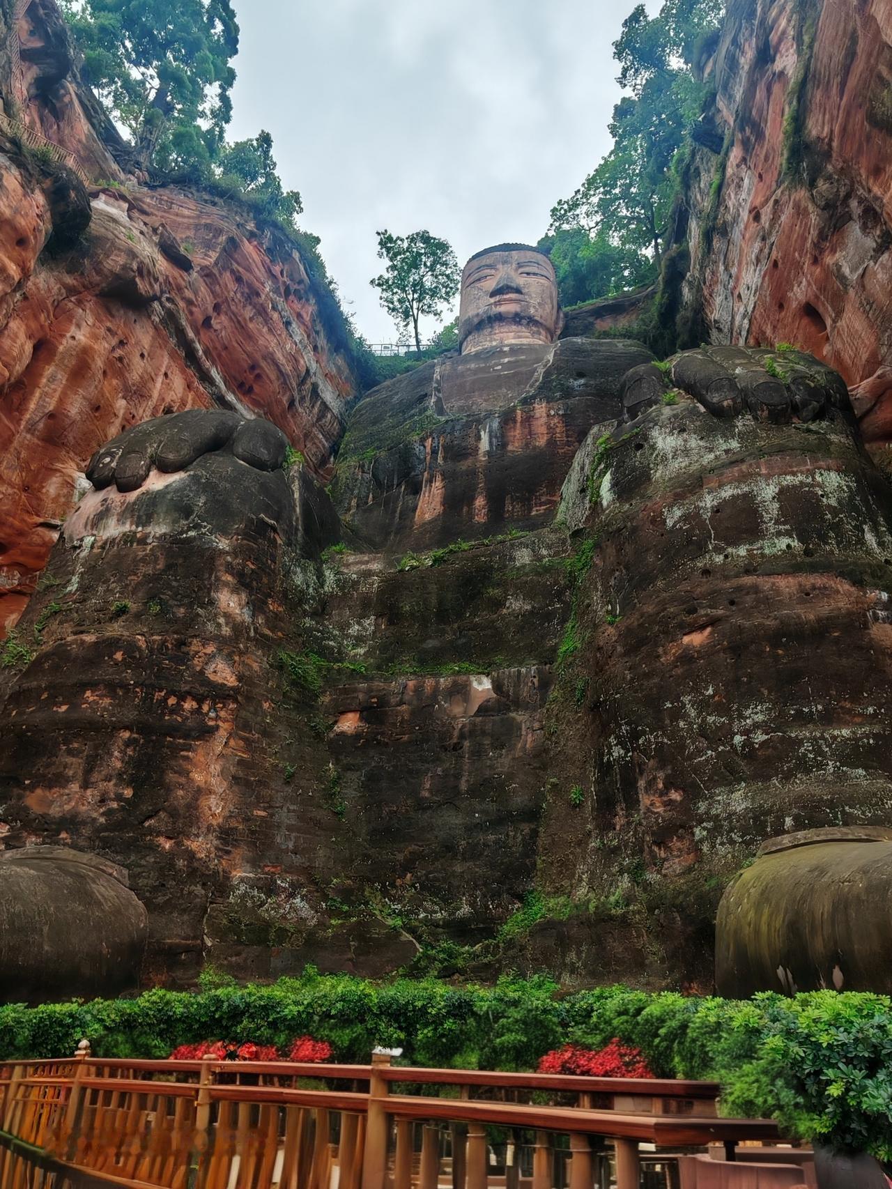 夏日避暑指南 夏日炎炎，乐山是绝佳的避暑之地。到乐山瞻仰乐山大佛，那可是1200