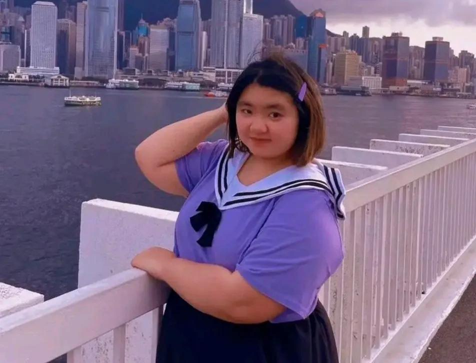 胡慧中女儿和妈妈真的很像。眉眼和妈妈如出一辙。现在还小没长开，都说女大十八变，长