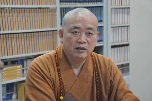 少林寺的住持释永信，个人资产超过30亿。在他的带领下，少林寺变得越来越商业化，引