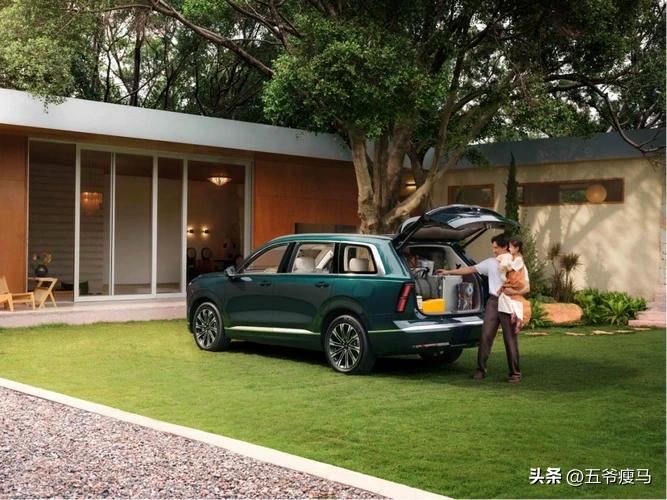 不少多娃家庭、三代同堂的车主，常年被出行难题绊住脚步：早晚接送孩子挤得局促，全家