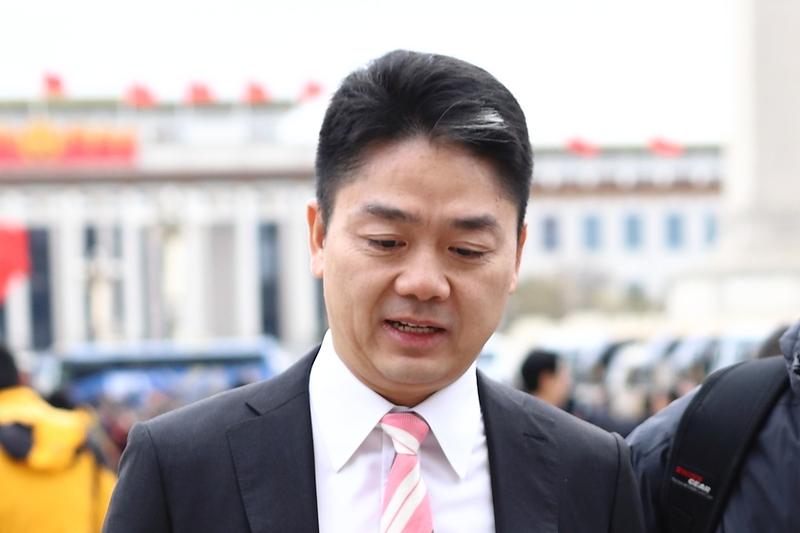 刘强东给老家乡亲发年货这事太暖了。之前就有村民说2025年春节，刘强东会给光明村