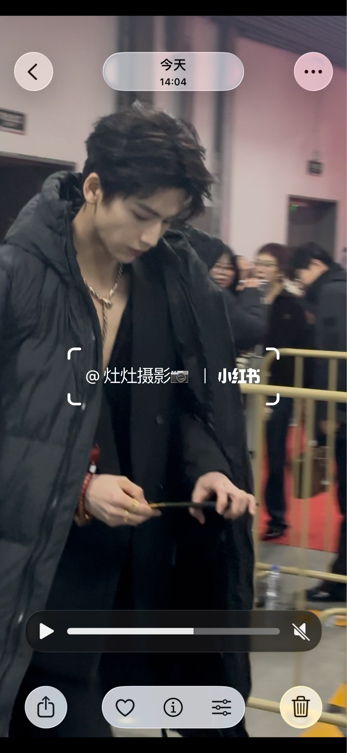 张凌赫微博之夜后台生图一张