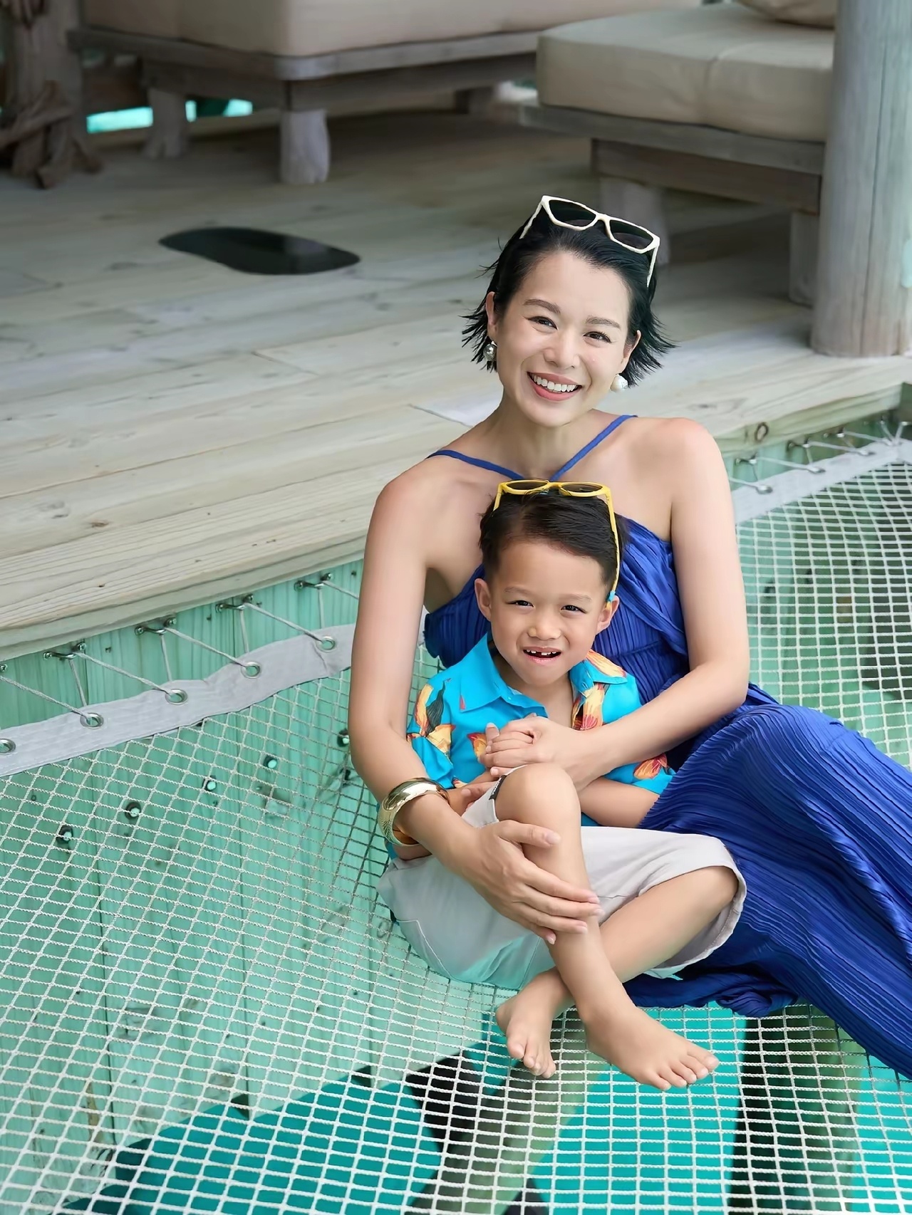 胡杏儿晒出全家海岛度假，一家人整整齐齐，太拉风了！这三个儿子，越来越帅，不得不说