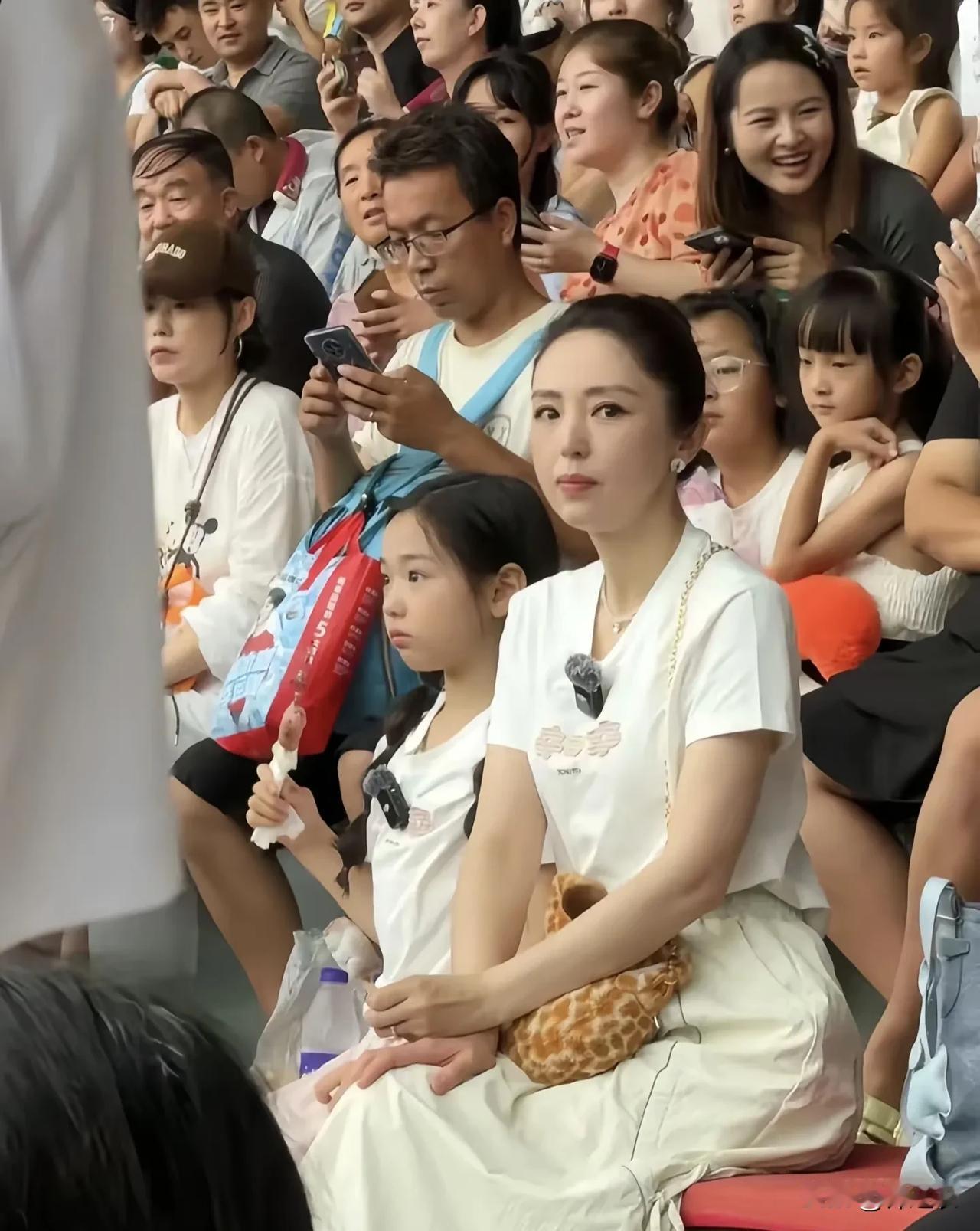 要不然你看她比同龄人的心智成熟，所以她也有阴暗的小角落，但是她更希望看见身边人或