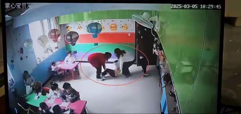 可悲，监控底下虐童，可以查看监控的家长们，居然没人发现？
辽宁幼儿园虐童事件令人