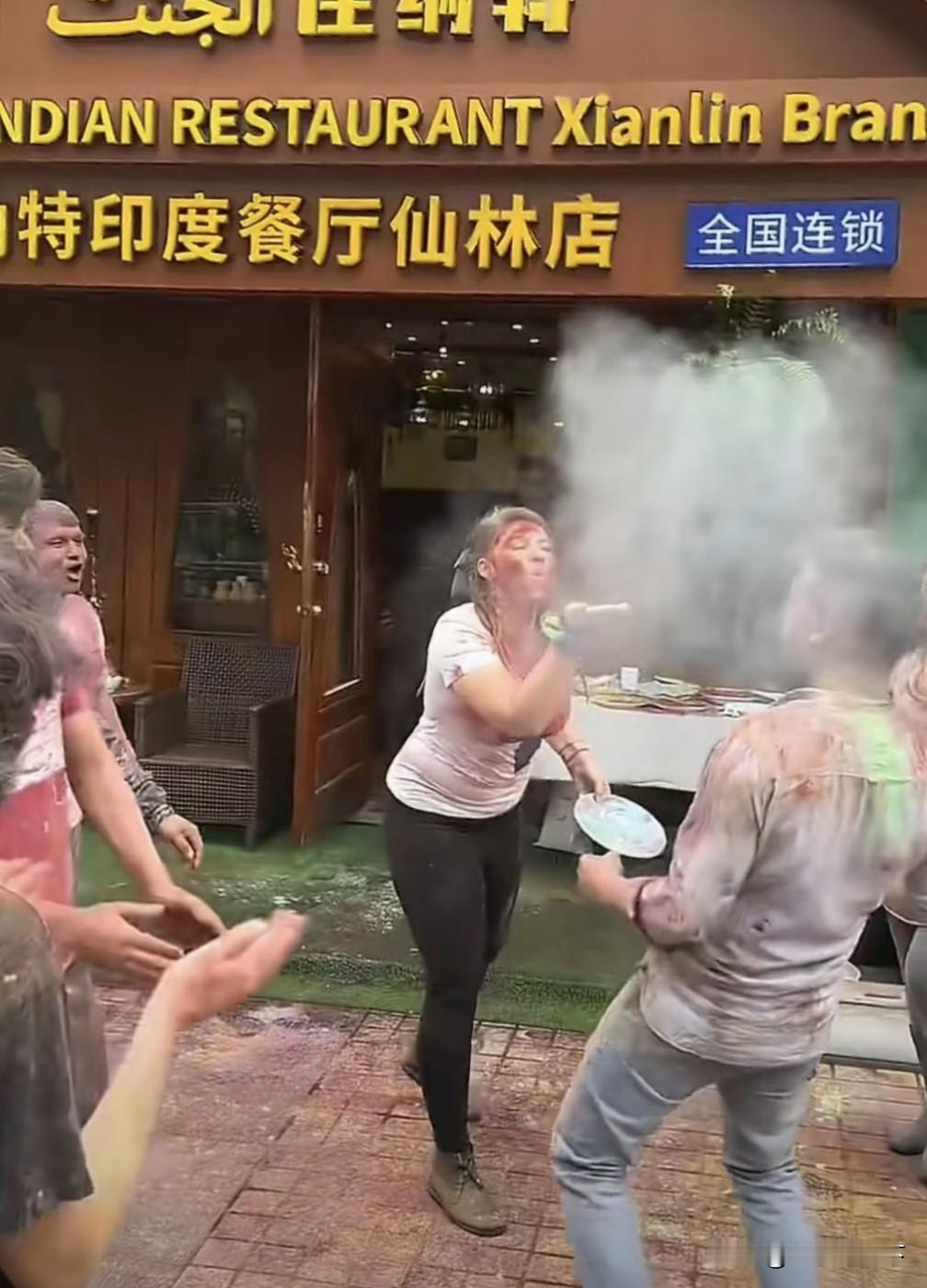 南京一群印度人，没报备就上街过洒红节，到处撒粉弄脏街道、殃及路人。
事后当地部门