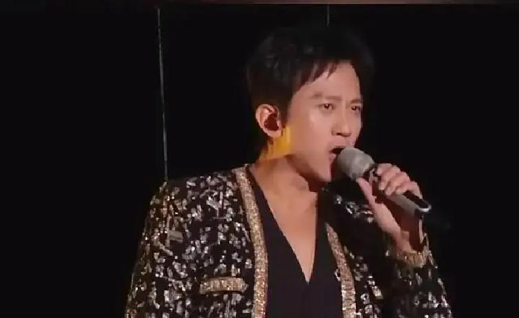 全开麦翻车？邓超这次赚翻了
 
凌晨三点彩排，邓超还在跟耳返较劲。全开麦三个字，