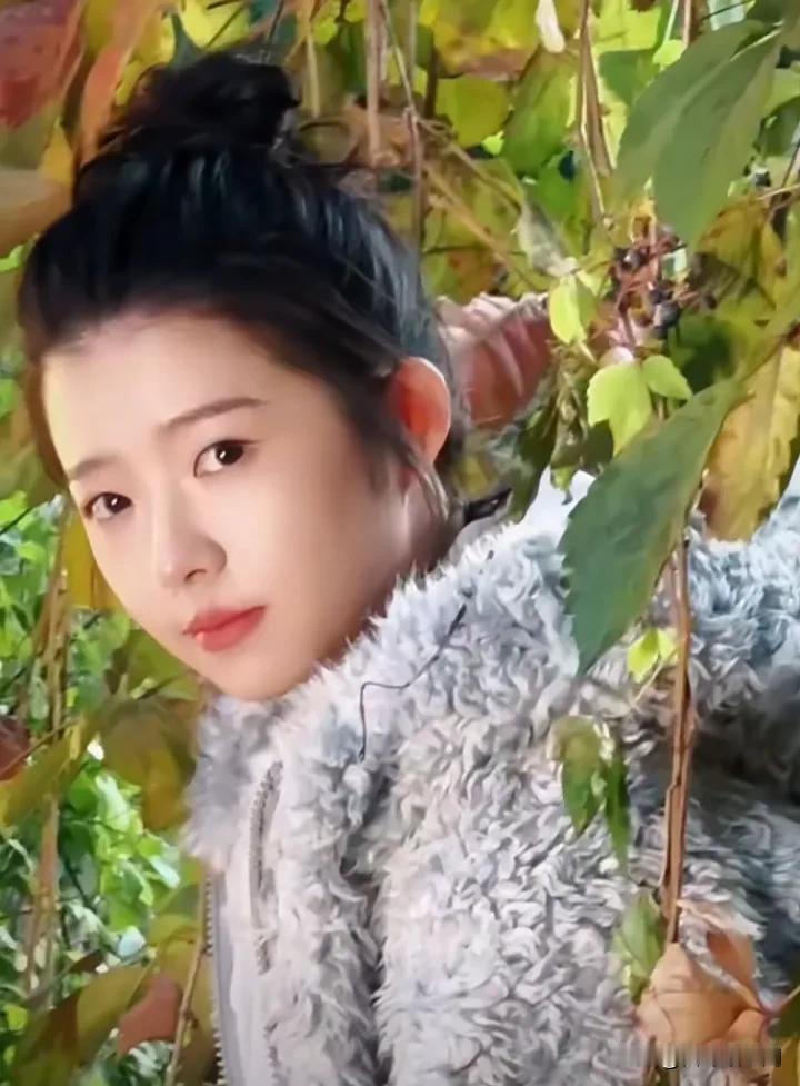 在一念关山里，大家都认可她的演技，她叫何蓝逗，一个1999年出生的单眼皮女生，高