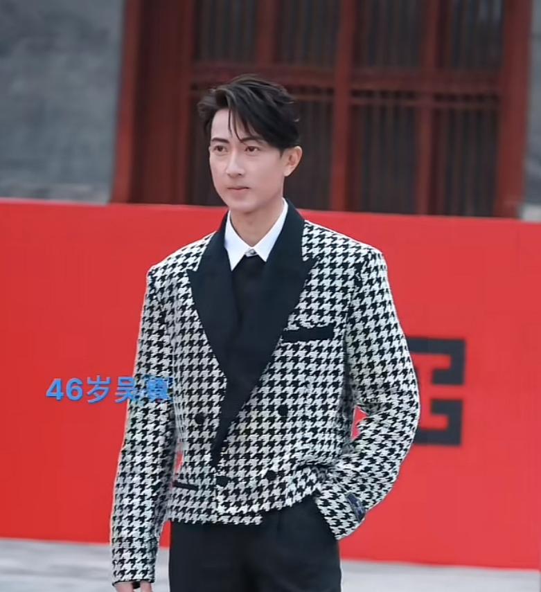 第一次在吴尊脸上看到了黑眼圈和轻微的眼袋，才发现他已经46了。
他这种天然帅哥，