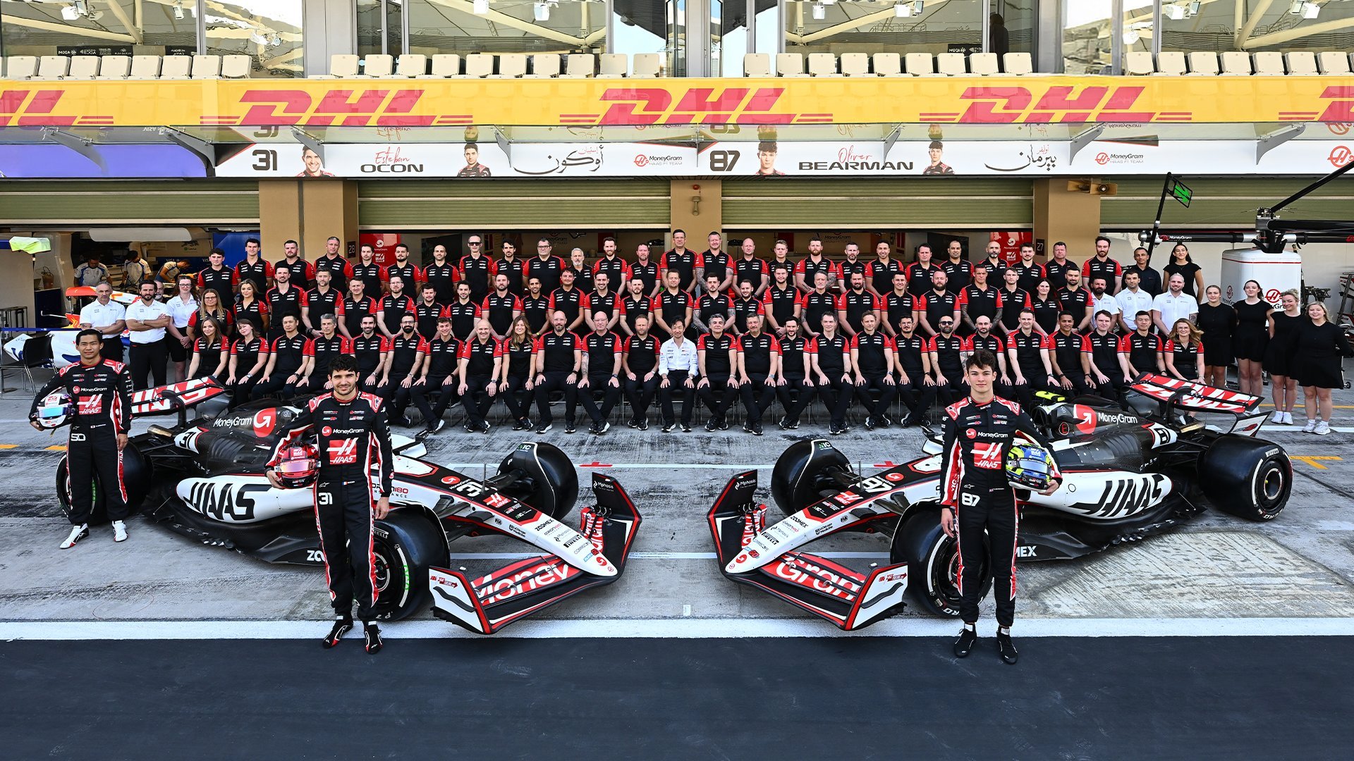 哈斯车队2025赛季F1收官大合照 共有92人（包含3名车手） F1赛车2025