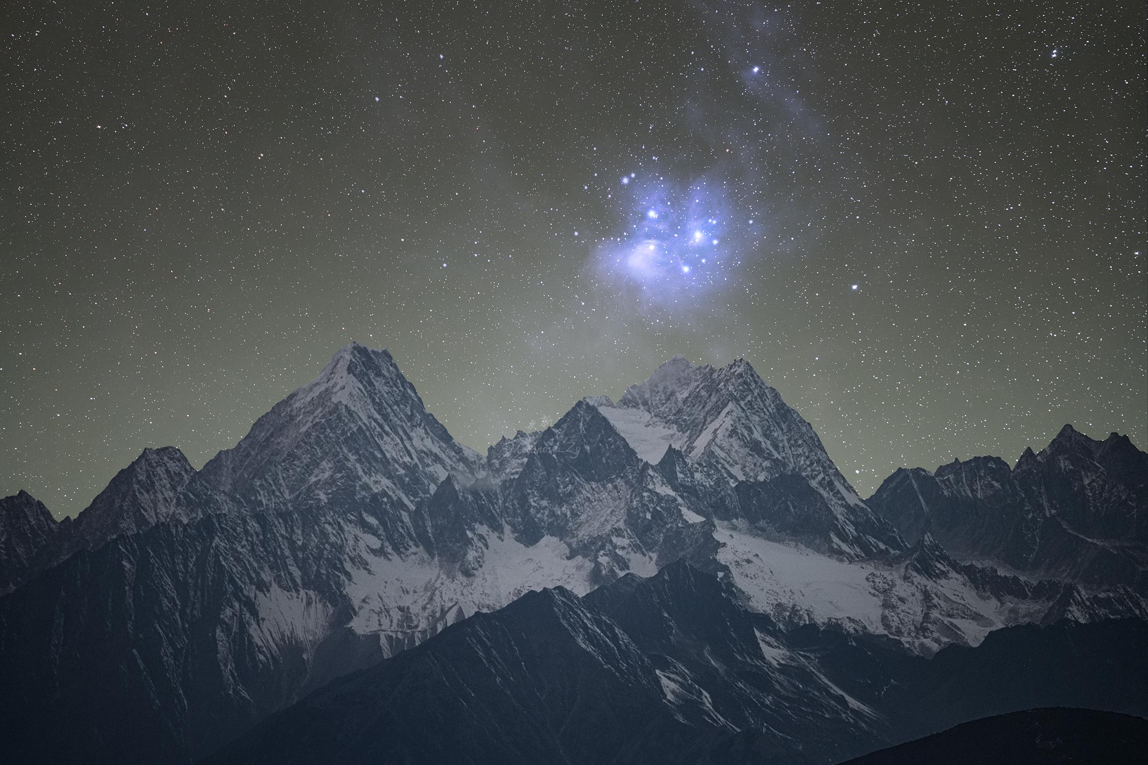 当昴星团的光，轻轻落在木孔雪山的脊线， 宇宙的浪漫终于有了具体的模样。...