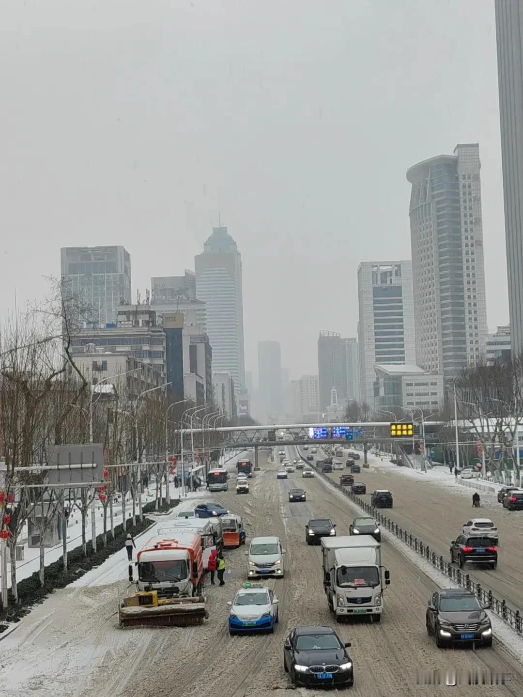 武汉冰雪灾害由四级上升到三级！
武汉大雪来袭，冰雪应急响应跃升至“冰雪奇侠”级
