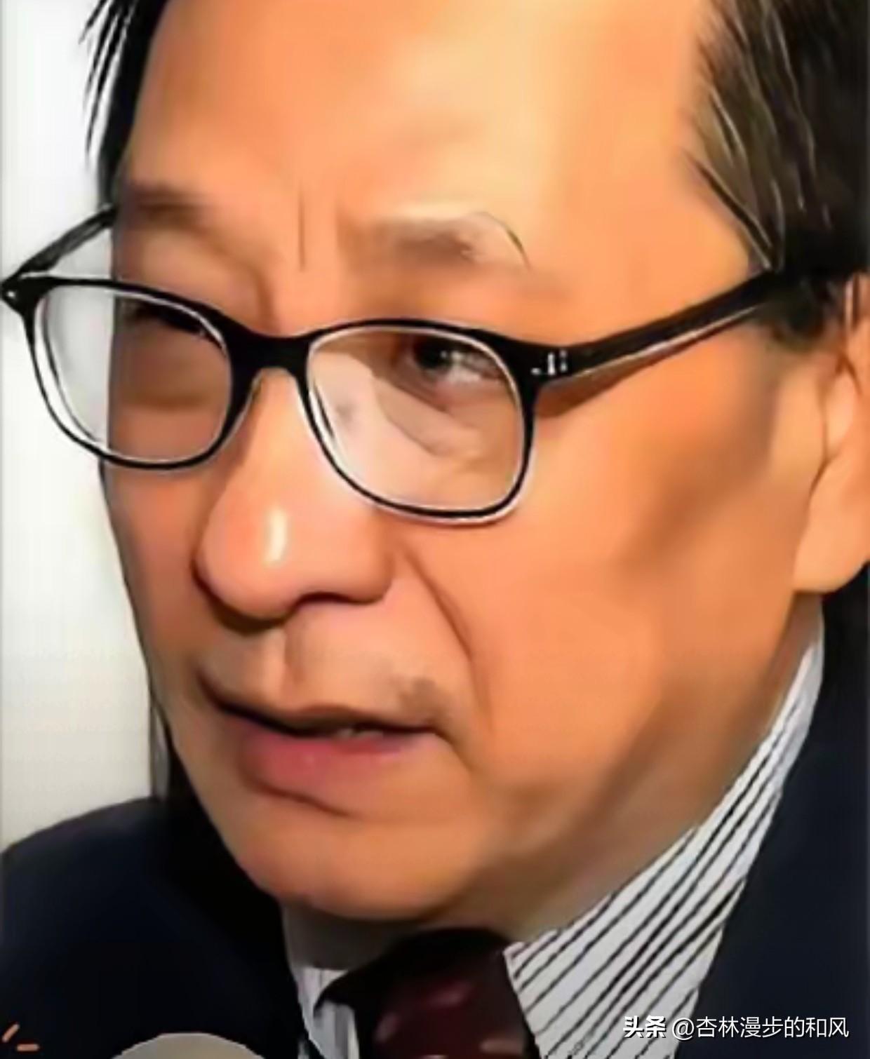 就一个字：亡。一个中国学者，对着一圈儿金发碧眼的外国记者，就这么风轻云淡地把天给