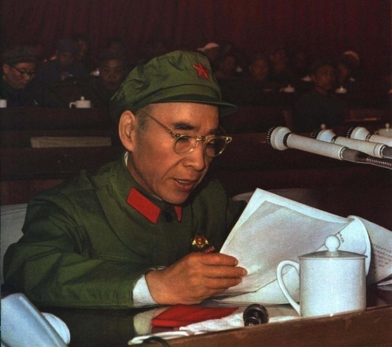 许多开国将帅对林彪性格的描述几乎是众口一词：孤僻、深沉、报复心强、不苟言笑、城府
