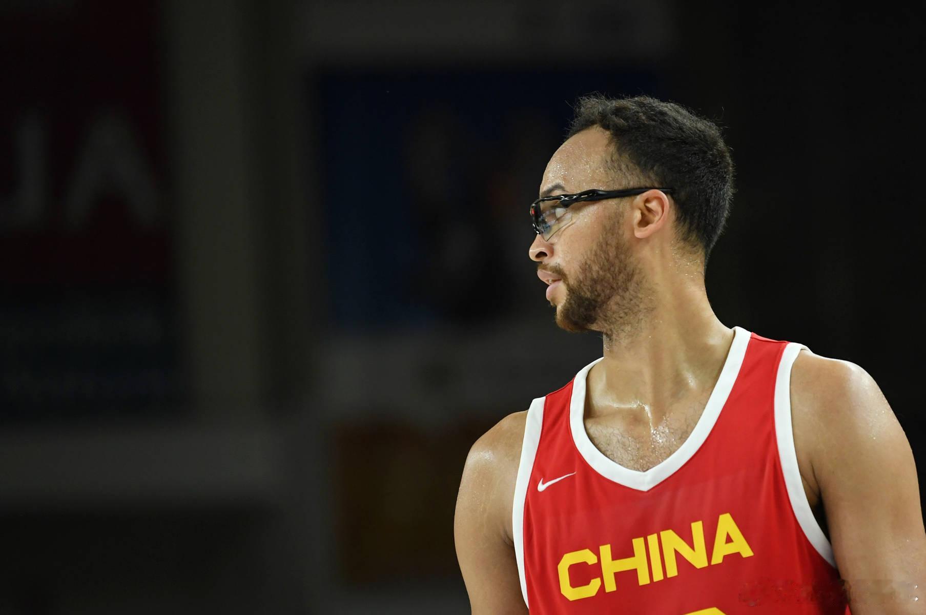 李凯尔国籍已改为美国籍中国男篮归化球员李凯尔，国籍已经改回美国 