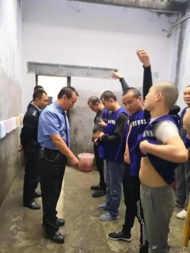 看守所为什么比监狱还苦？一位进过看守所的朋友告诉我：没进去前，觉得看守所生活规律