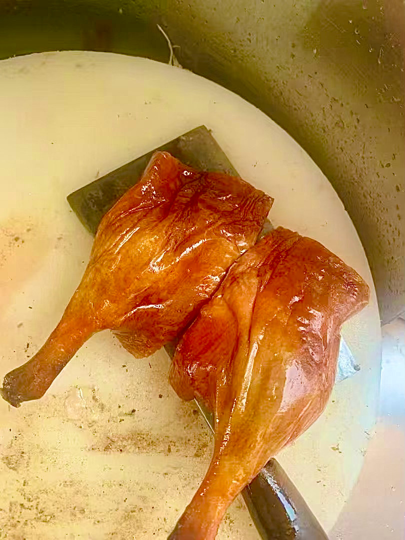 广东美食啥都有，你会分烧鹅腿或者烧鸭腿是左腿还是右腿吗？
