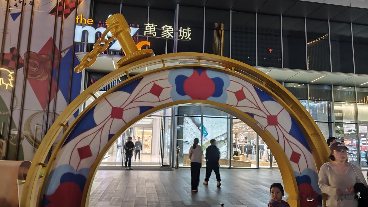 泰州五一灯火满城，万象城夜色喧嚣，烟火藏千年凤城风骨
趁着五一夜晚出门闲逛，没想