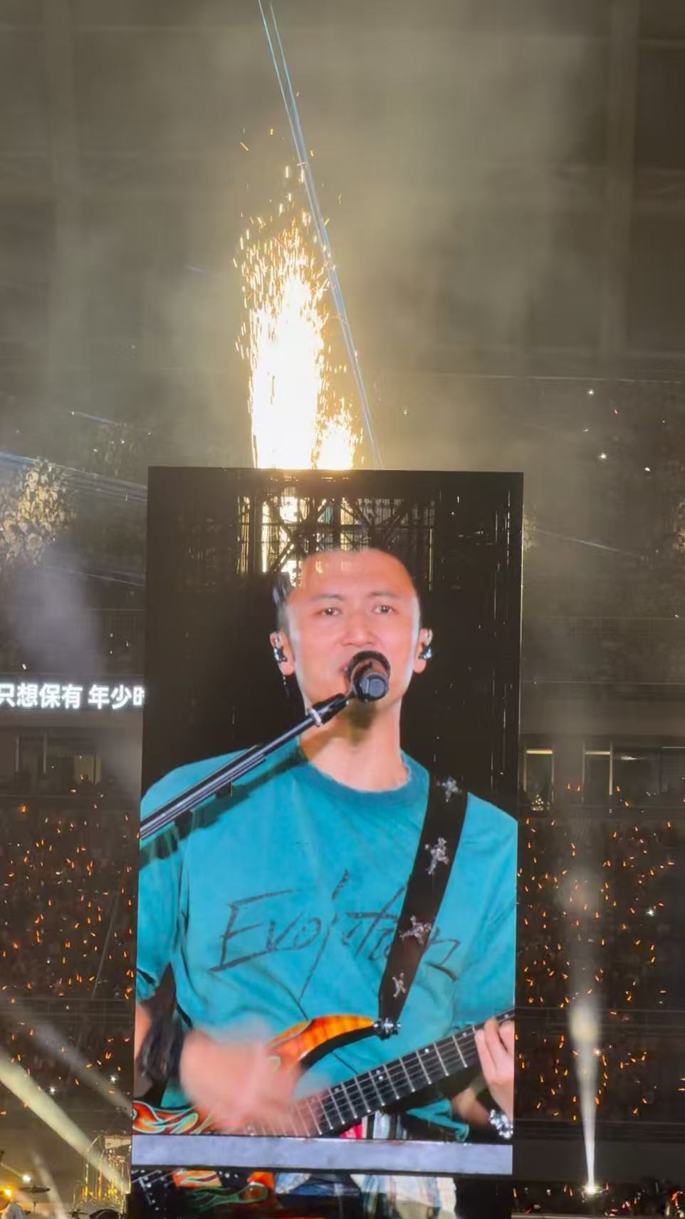 谢霆锋这就是火冒三丈吗 谢霆锋演唱会这个错位镜头我能看一百遍。火焰顶在头上他还能