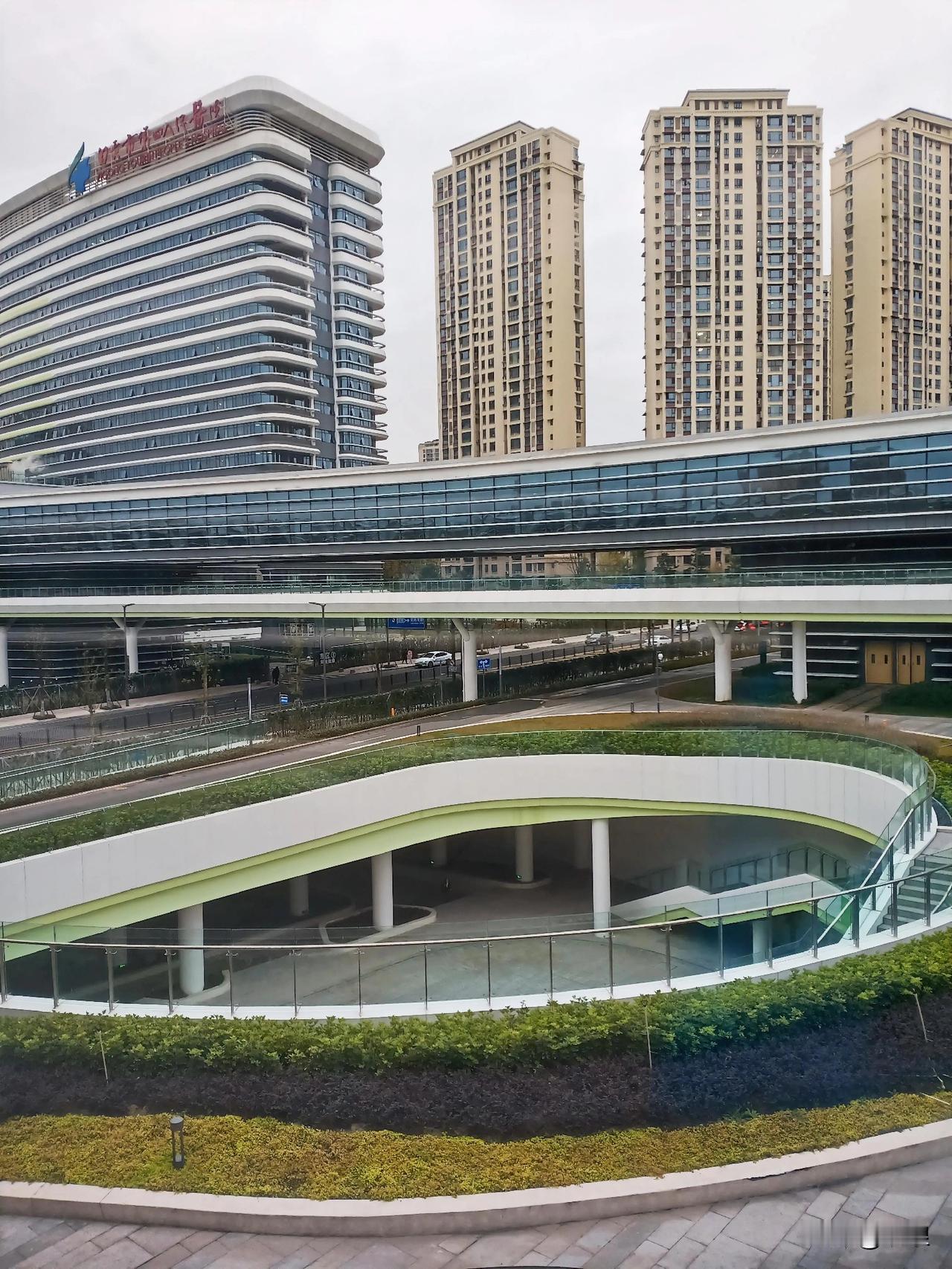 自贡的“新鲜”事硬是多

市四医院“一声不响”都“长”了脚

看看新建的院区好飘