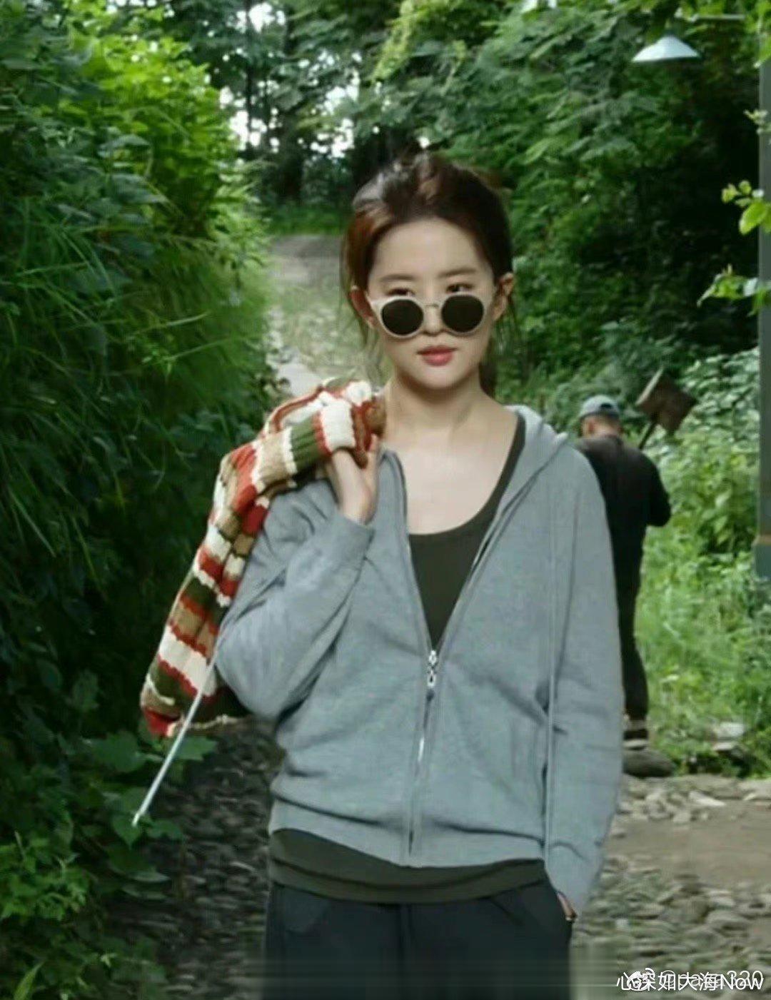 #刘亦菲# 显出与众不同的个性风采，诠释了一种甜美与清纯，真的特别好看。 ​​​