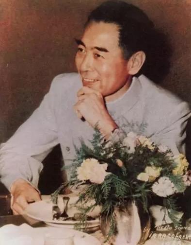 1927年上海四一二反革命政变后，周恩来在组织武装起义时被捕。时任国民革命军第2