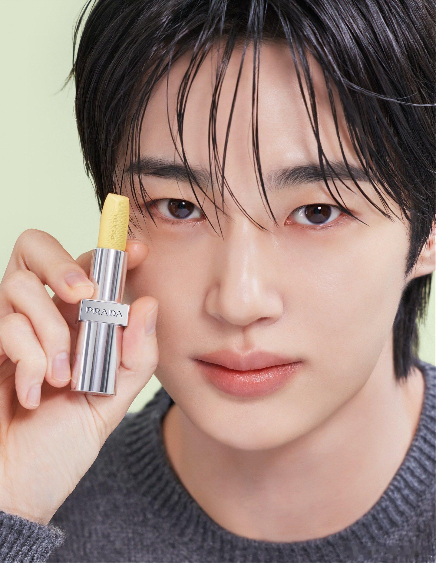 Prada Beauty Ambassador边佑锡探访首尔精品店，庆祝Prad