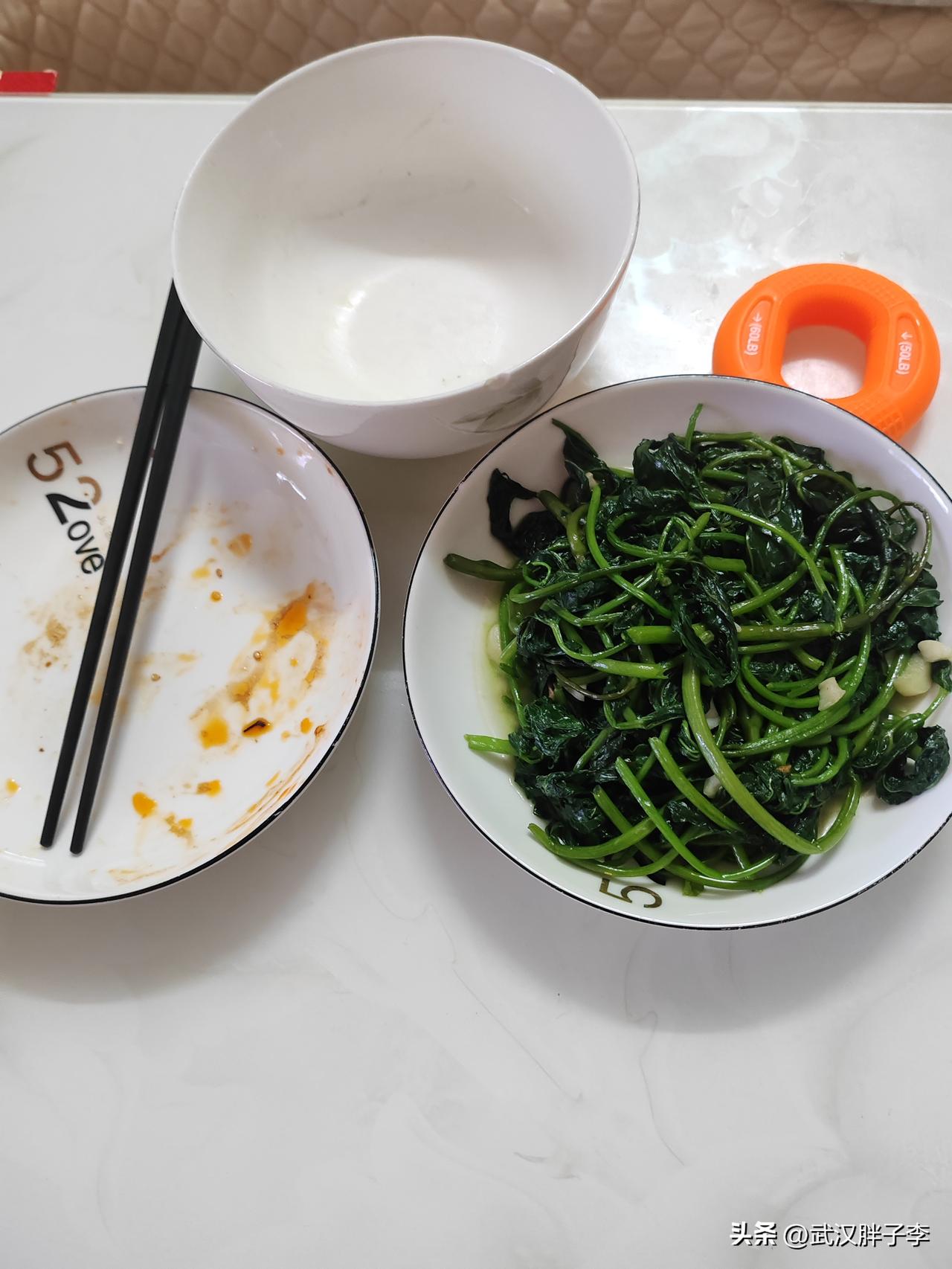 搞笑吧今天晚上两个人都吃白米饭！一盘青菜你留给我，我留给你最后剩一大半没人吃！你