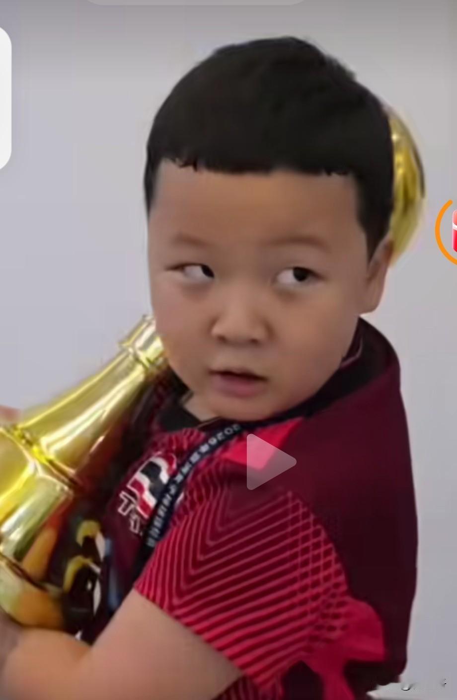 冯坤儿子估计已经把泰国女排当半个家了，拍全家福时，许多队员都过来摸摸他头、捏他的