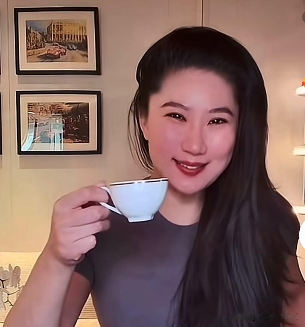 一个河南的小女孩21岁的时候就遇见了69岁的谢贤，给自己起了一个名字叫CoCo，