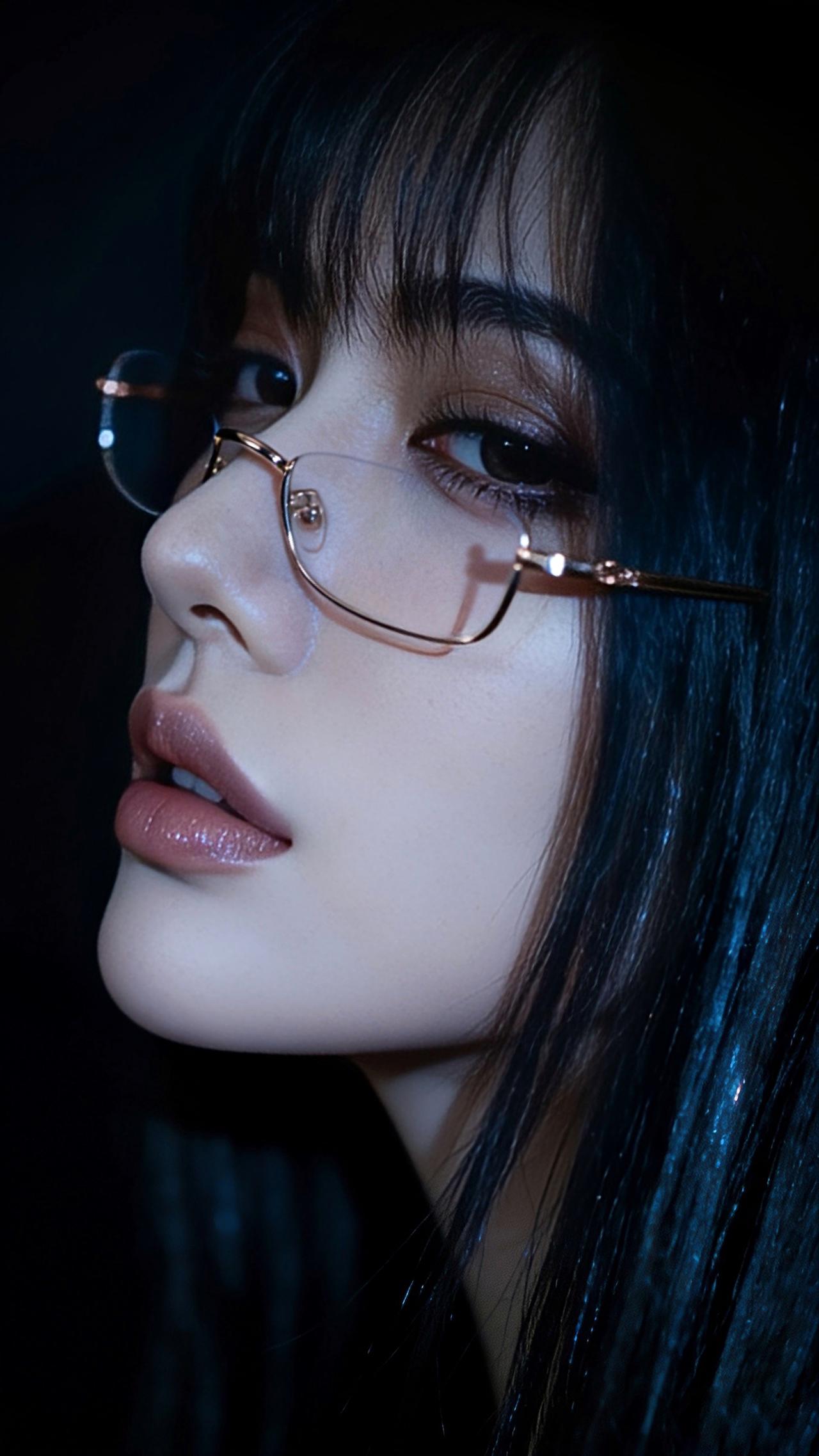 九帧同绘知性优雅仙。乌发如绸缎垂落泛柔光，金框眼镜添书卷气。睫若蝶翼眸藏星，粉唇