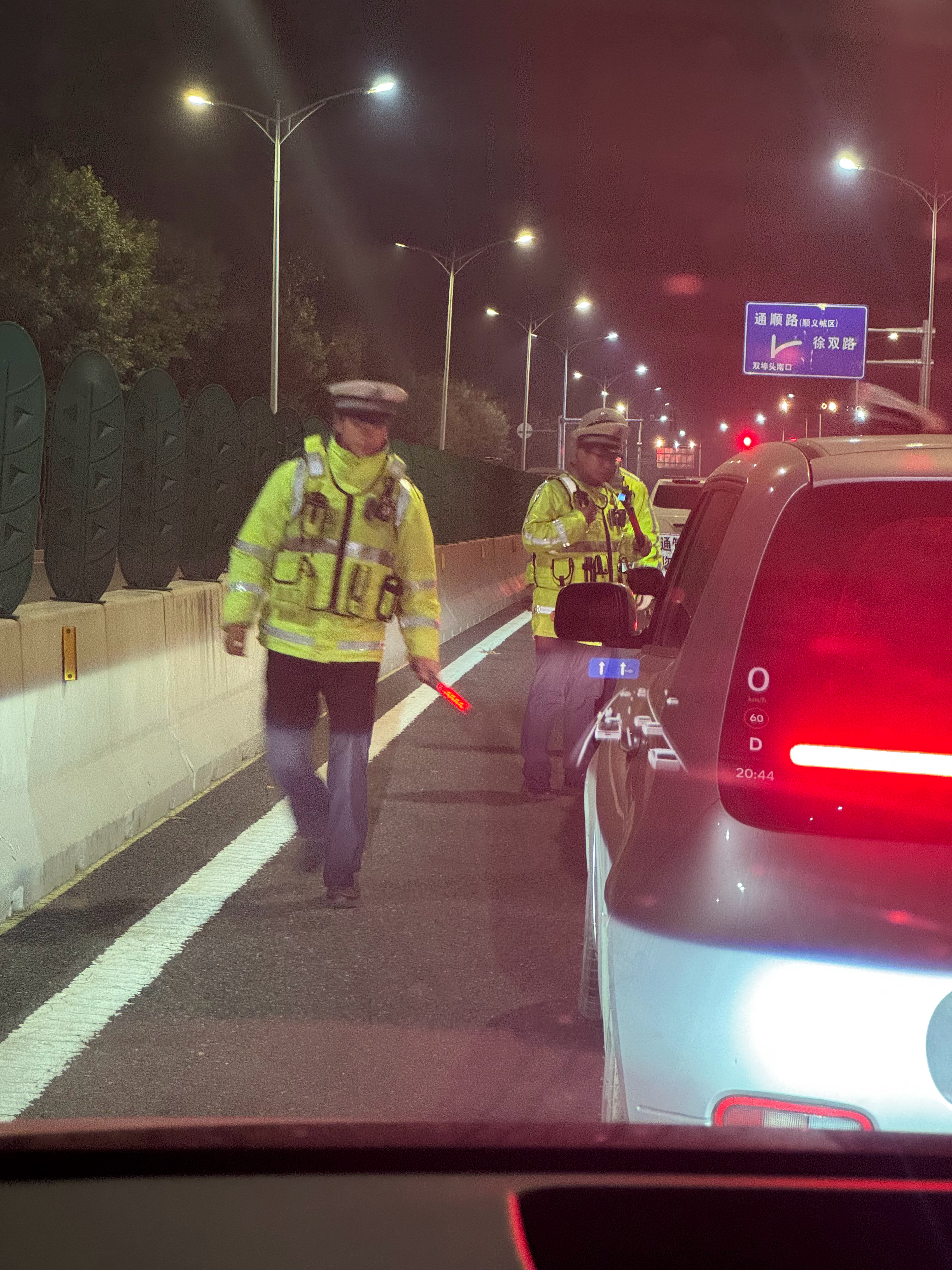 昨天晚上和朋友吃完饭往回走遇到测酒驾没想到前面的一吹，那灯嘎嘎闪路过的时候听到喝