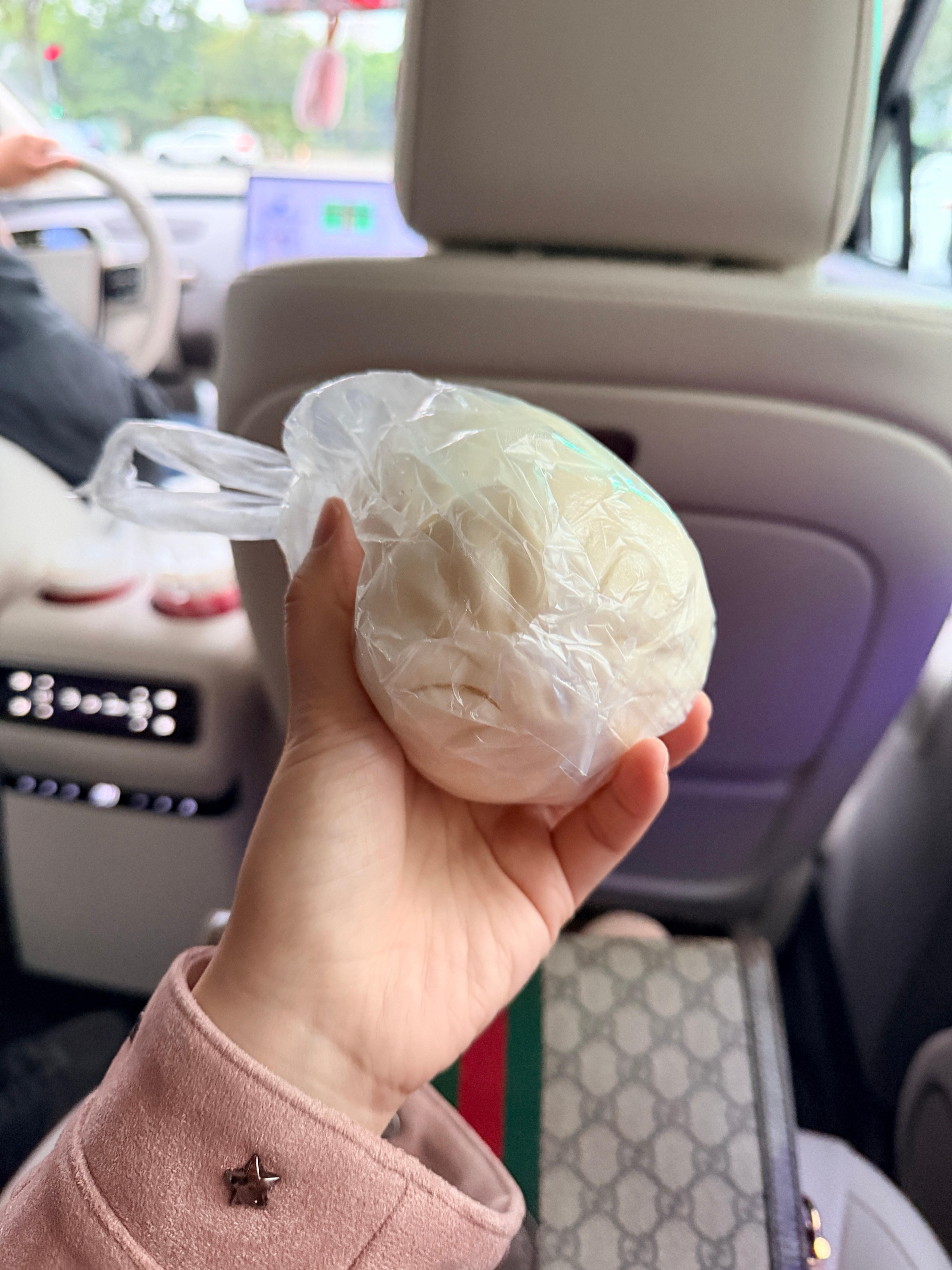 我司员工福利：1.有热腾腾的包子吃2.有老板的车坐（老板开不要羡慕我们hh，去广