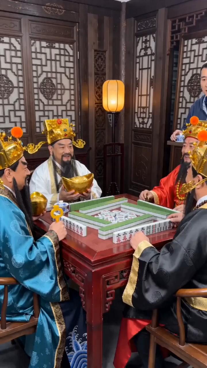 各位财神爷慢用，刚泡的石斛。对不住，中路财神你也来了。感情好，敢问各位爷今年谁会