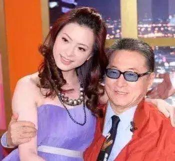 貌似李敖挺喜欢这件红上衣的，莫文蔚和他合影，身旁那男子红上衣发型和他一模一样。若