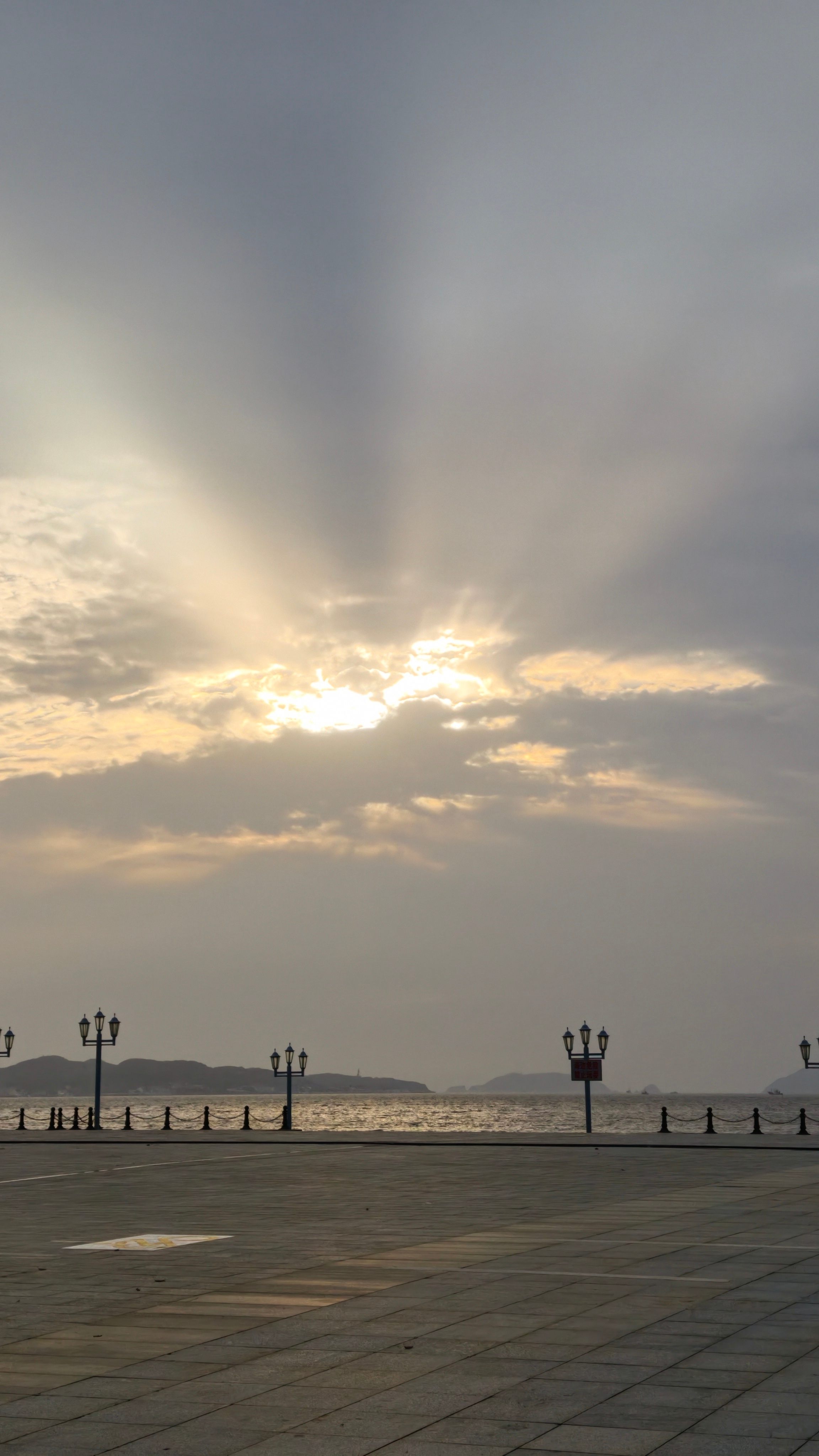 海对面便是普陀山，清晨偶有蓝天，涛声阵阵不绝于耳。海风轻拂，禅意与海浪相伴，心也